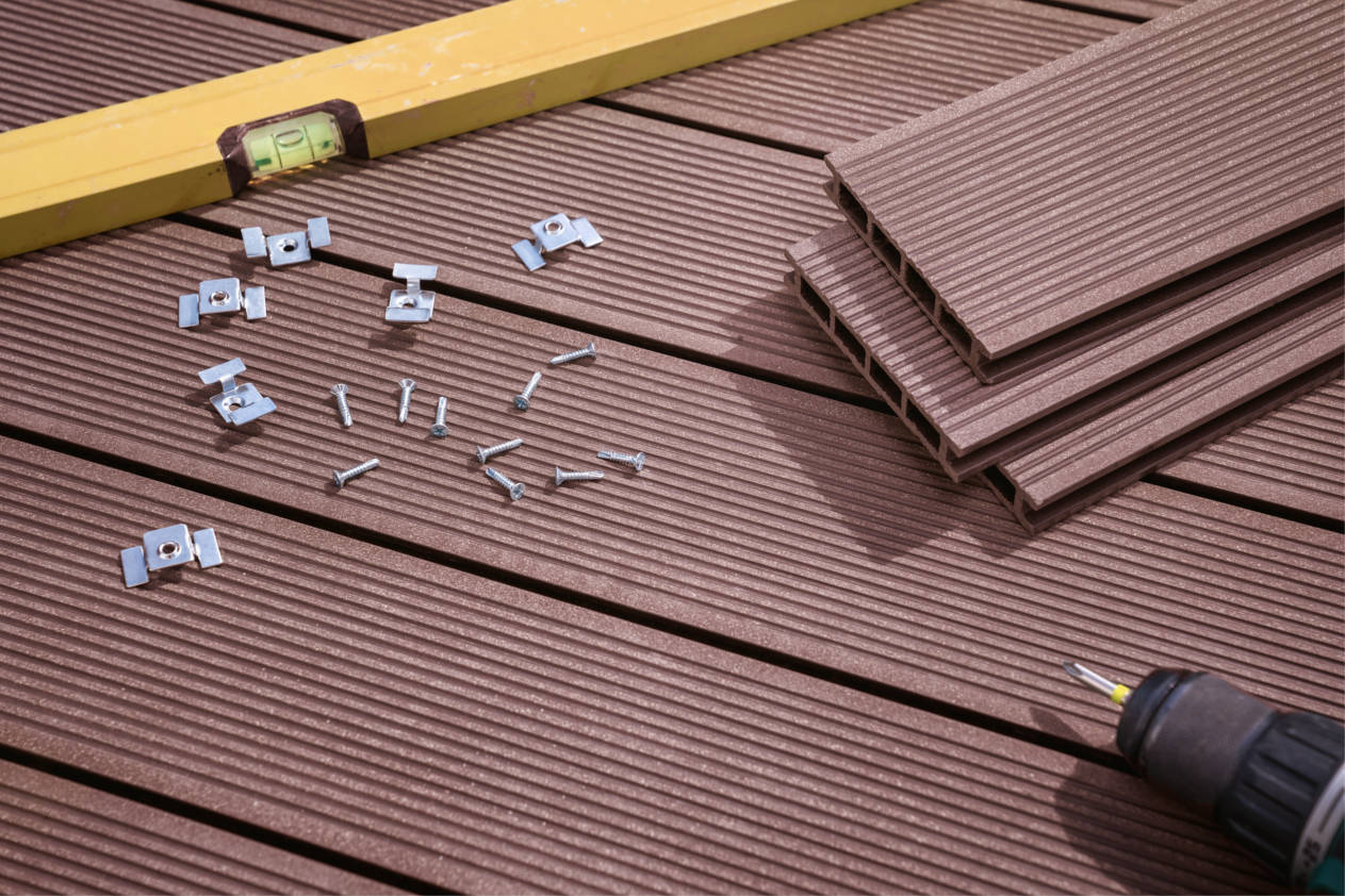 Terrasse en bois composite avant nettoyage haute pression et nettoyant mauler